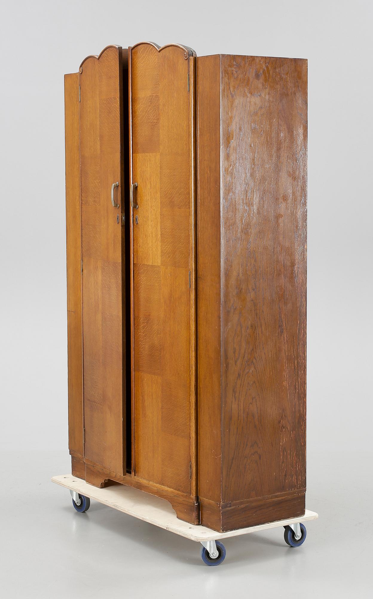 KLÄDSKÅP, C.W.S. Cabinet Factory, London, England, 1930-tal.