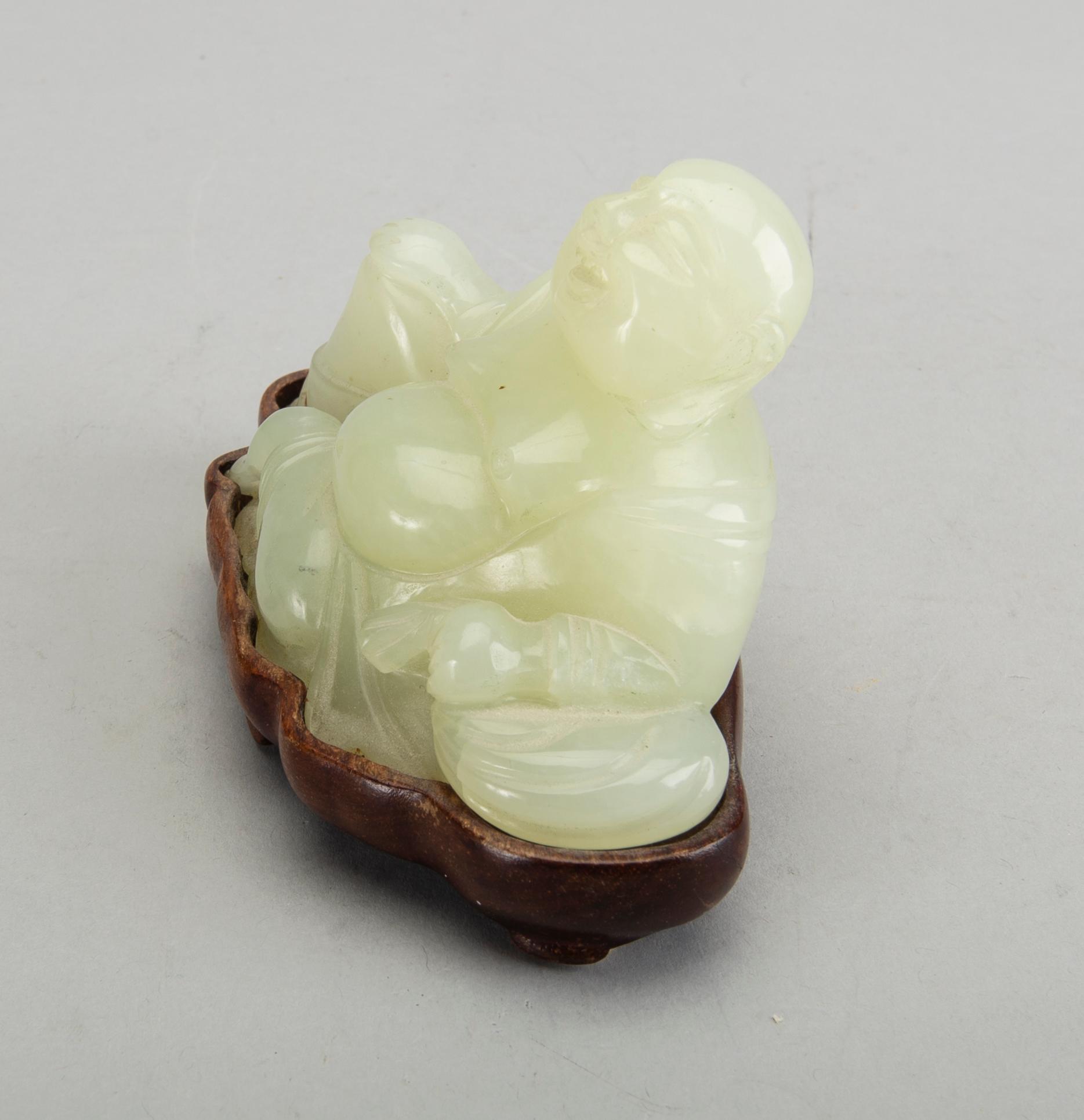 FIGURINER 3 st Kina 1900-tal nefrit.