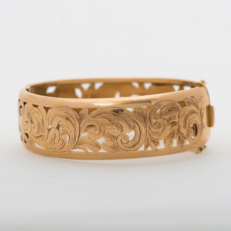 A BRACELET, 18K gold. France.