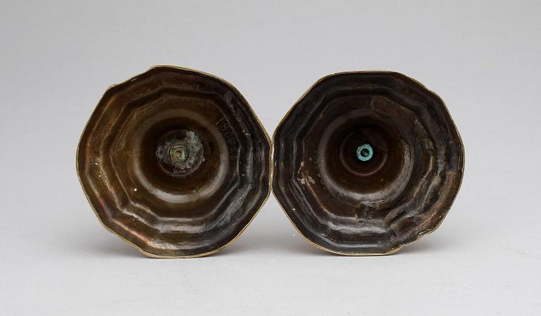 LJUSSTAKAR, ett par. brons, Louis XV, 1700-tal.