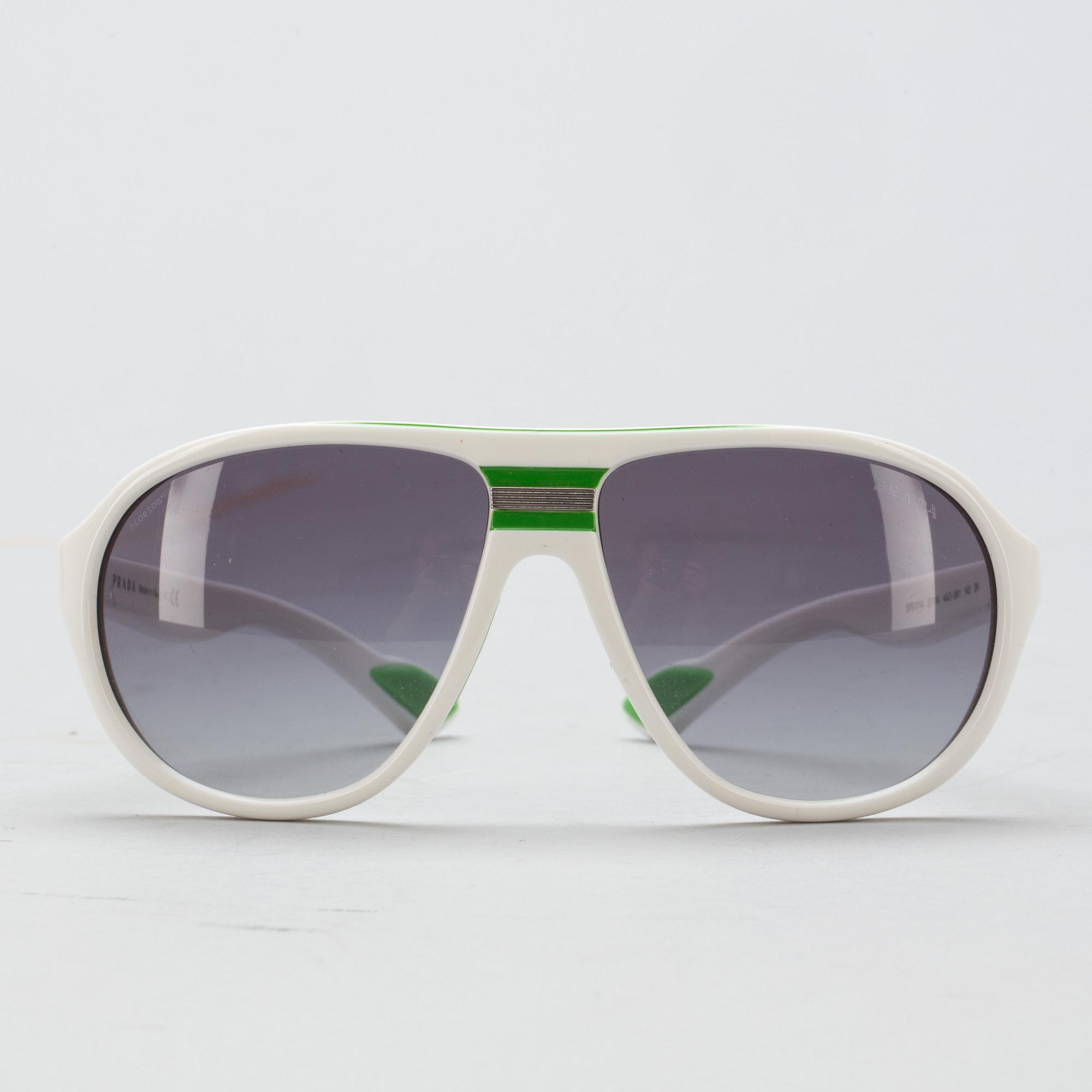 SOLGLASÖGON, Prada.