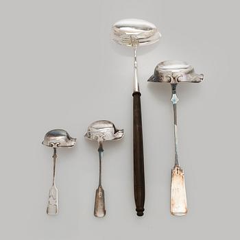 Slevar, 4 st, silver samt trä, en stämplad Olof Robert Lundgren Åbo 1857.