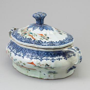 A wonderful Chinese blue and white with famille rose tureen with cover, Qing dynasty, early 18th century.