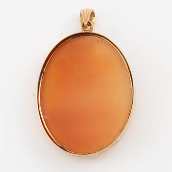 Pendant and brooch/pendant, 18K gold with shell cameos.