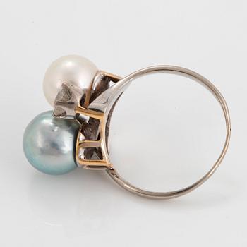 Ring 18K vitguld med två runda briljantslipade diamanter och två odlade pärlor.