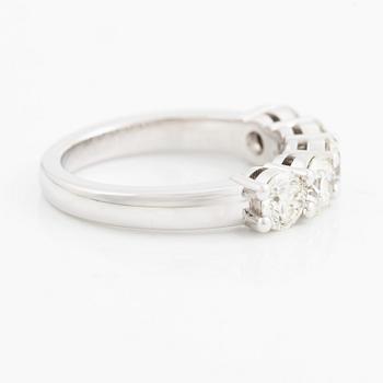 Ring halvallians 18K vitguld med briljantslipade diamanter.