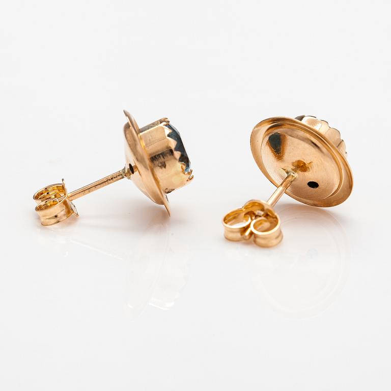 A pair of 14K gold earrings with zircones.
