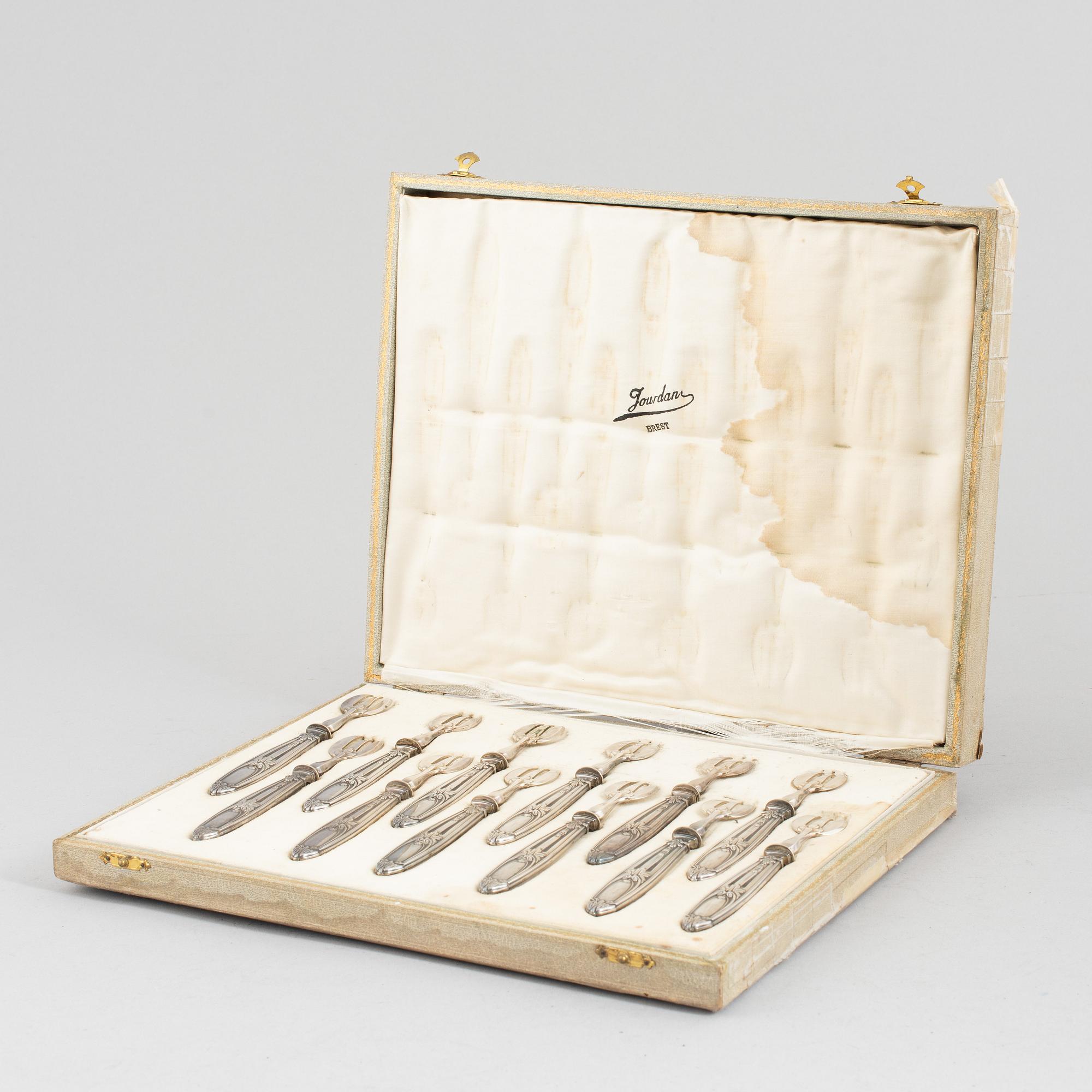 Ostrongafflar, 12 st, silver, Paris, Frankrike omkring år 1900.