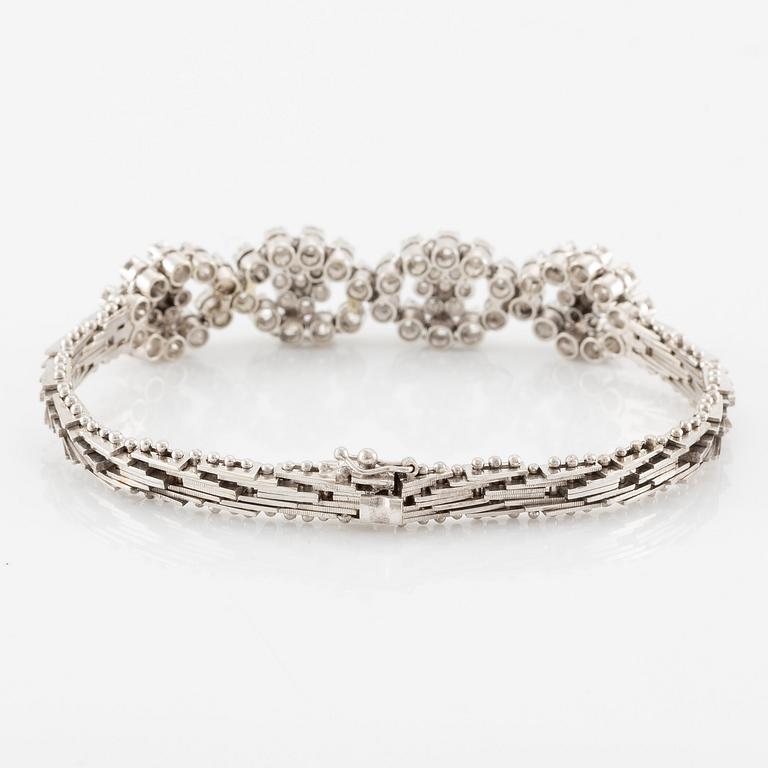 Armband 18K vitguld med briljantslipade diamanter i blomformation.