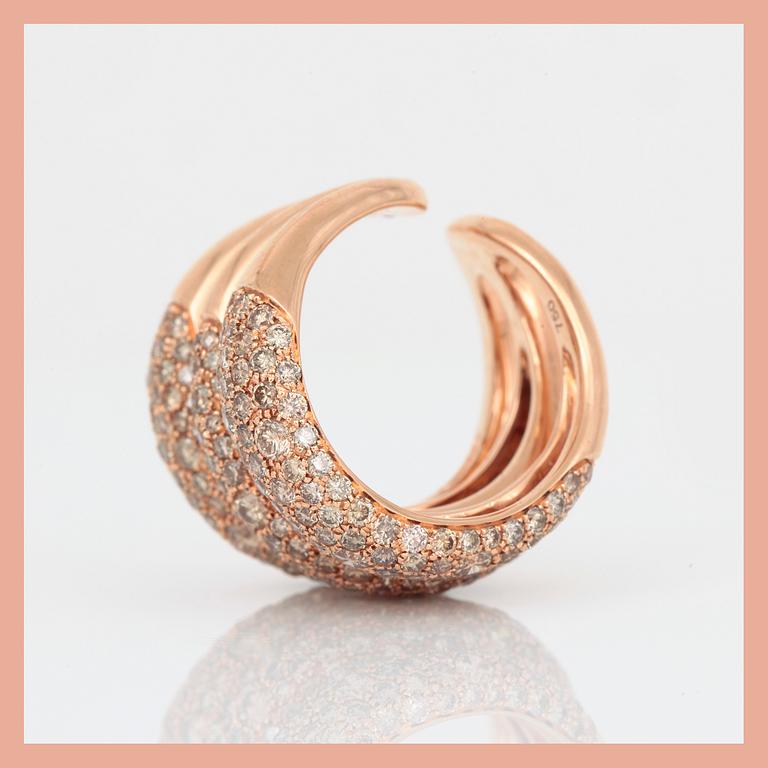 RING, 18K rosa guld med små bruna diamanter. Total vikt ca 19,00 g.