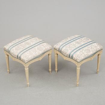 TABURETTER, ett par, gustaviansk stil, 1900-talets första hälft.