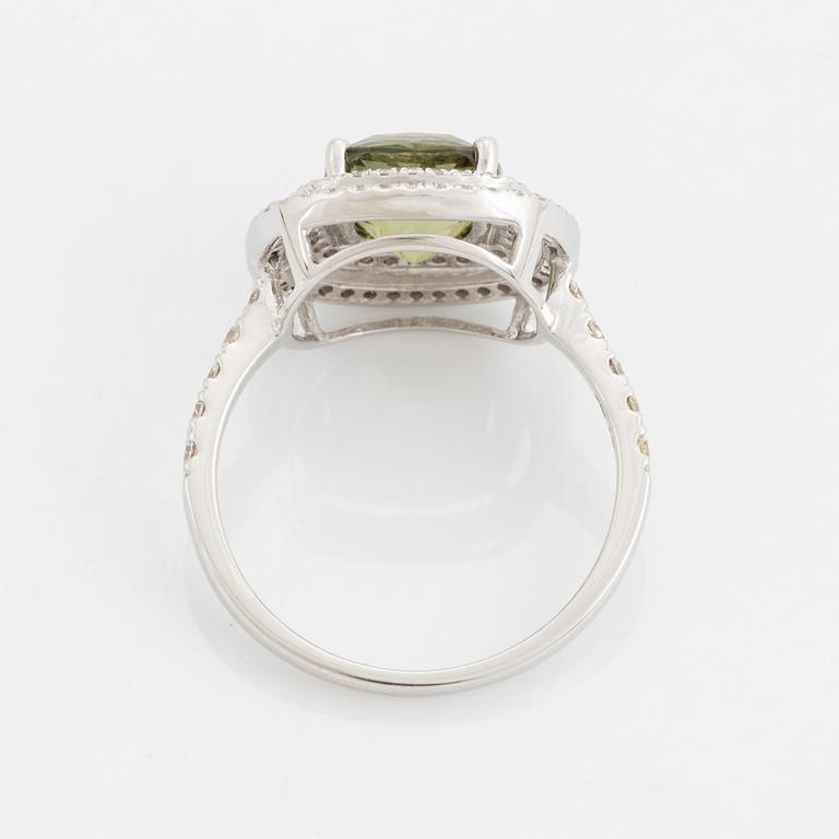 Cocktailring med grön turmalin och briljantslipade diamanter.