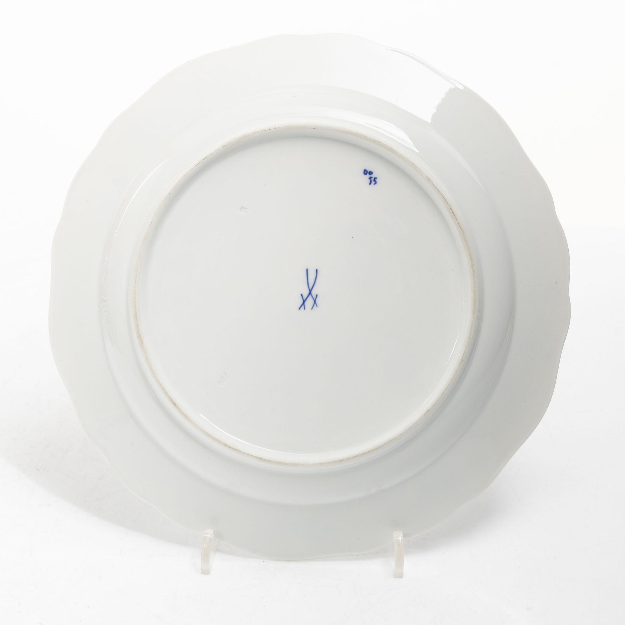 Meissen, Dinner service components, 9 pcs, “Onion Pattern”, Germany, 20th century.