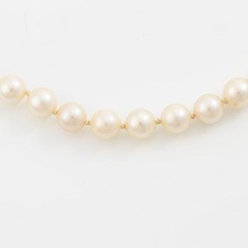 Pärlcollier, odlade pärlor, med lås i 18K guld med diamanter.