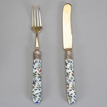 BESTICKSERVIS, 24 delar, silver och porslin, C G Hallberg, Stockholm 1881, total vikt cirka 1140 gram.