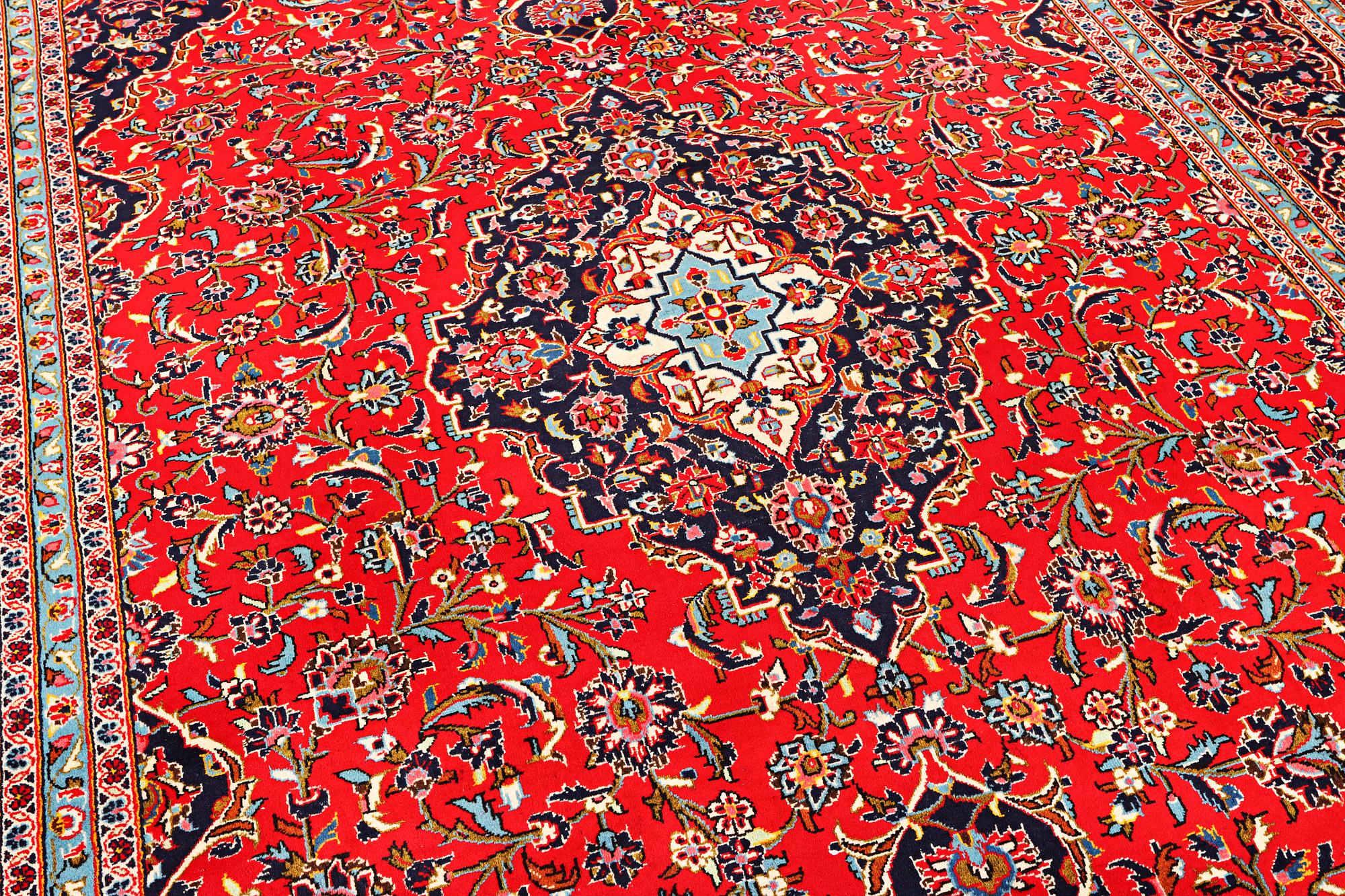 A Kashan carpet, a. 360 x 245 cm.