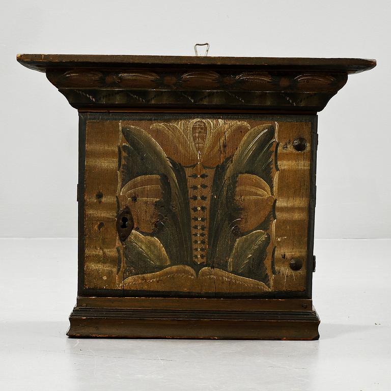 HÄNGSKÅP, allmoge. Rättvik, Dalarna, 1700-talets senare del.