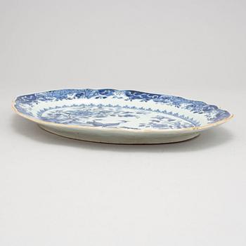 A blue and white serving dish, Qing dynasty, Qianlong (1736-95).