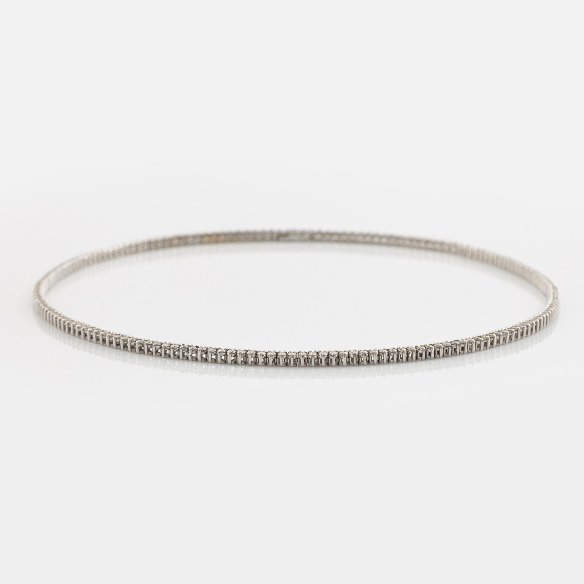 Tennishalsband, 14K vitguld, diamanter ca 5.52 ct tot. Med AIG-certifikat.