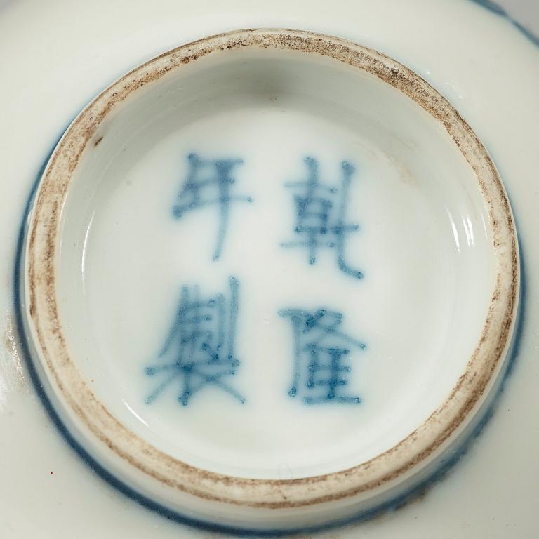 KOPP, porslin, Qingdynastin 1800-tal. Med Qianlongs fyra karaktärers märke.