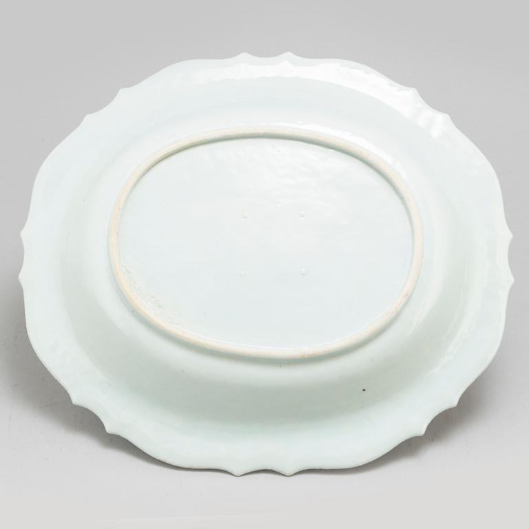 A large blue and white export serving dish, Qing dynasty, Qianlong (1736-95).