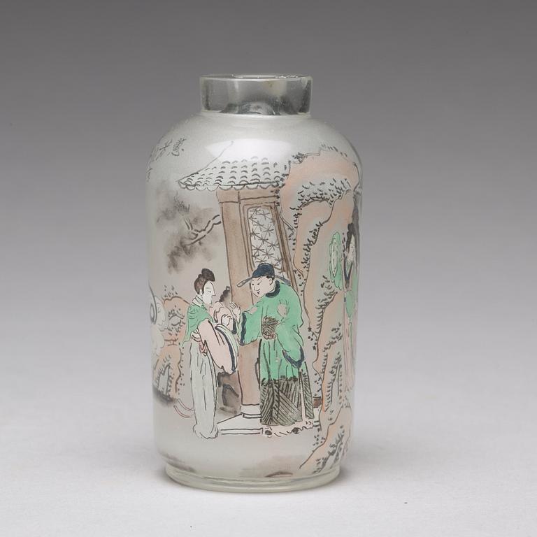 A Chinese glass snuff bottle, Qing dynasty, 19th Century.