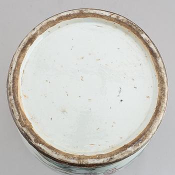 A famille verte floor vase, Qing dynasty, early 20th century.