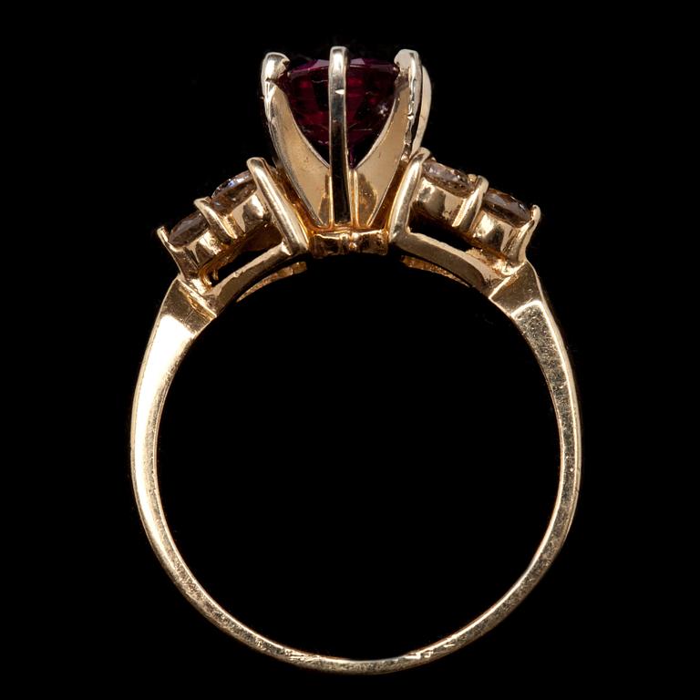 RING, 14k guld med diamanter och rubin.
