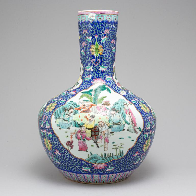 A large Chinese famille rose 'tianqiuping' vase, 20th century.