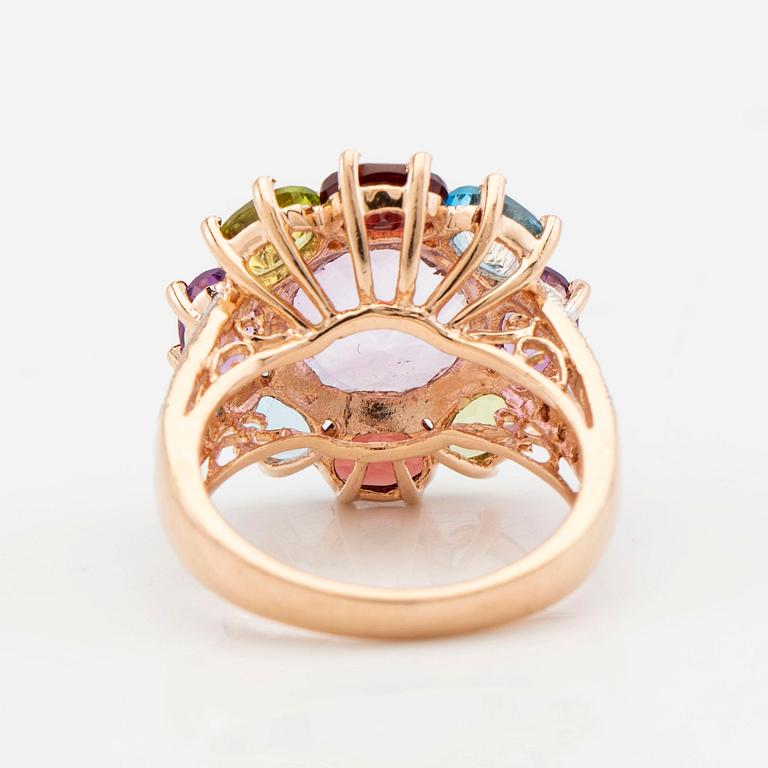 Cocktail ring, 14K gold with various gemstones, including garnet and peridot as well as brilliant-cut diamonds.