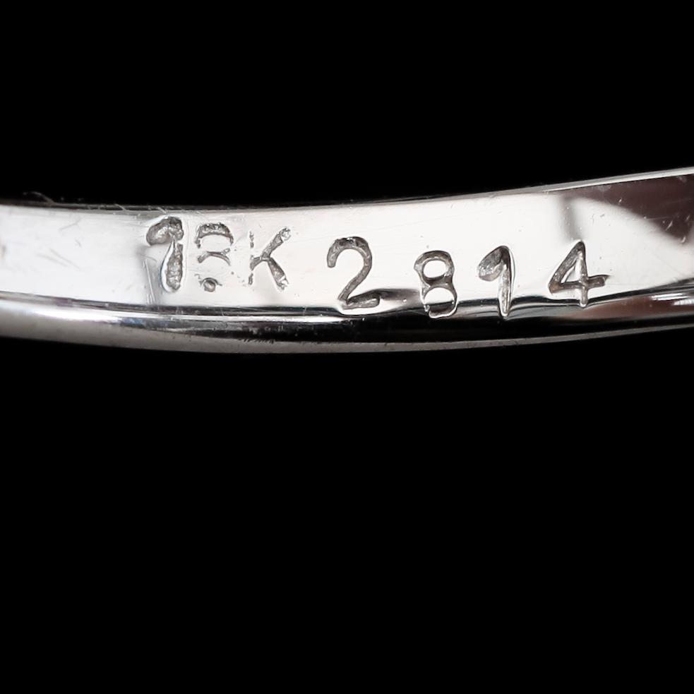 RING, 18K vitguld, rubin och briljantslipade diamanter.