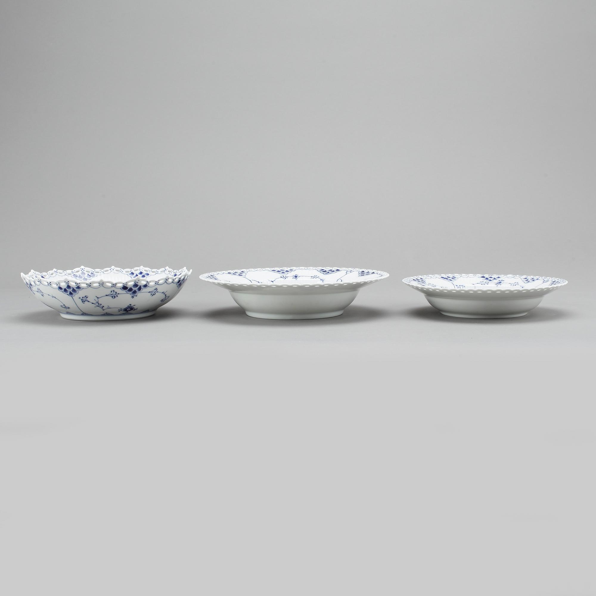 SERVISDELAR, 84 stycken, porslin, Musselmalet, Royal Copenhagen.