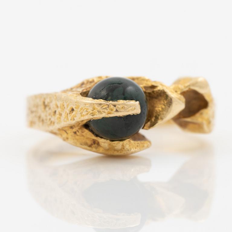 Björn Weckström, ring, 18K guld med grön sten sannolikt mossagat, för Lapponia, Finland.