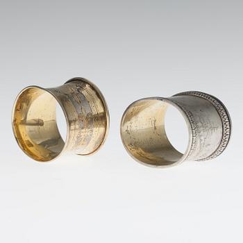 SERVETTRINGAR, 2 st, silver, ryska stämplar 1870-tal resp. tidigt 1900-tal. Vikt ca 59,5 g.