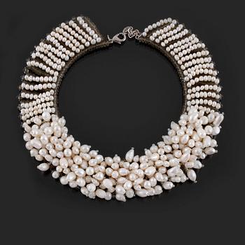 COLLIER, odlade barocka sötvattenspärlor samt fasettslipade olikfärgade glaskulor, lås i vitmetall.