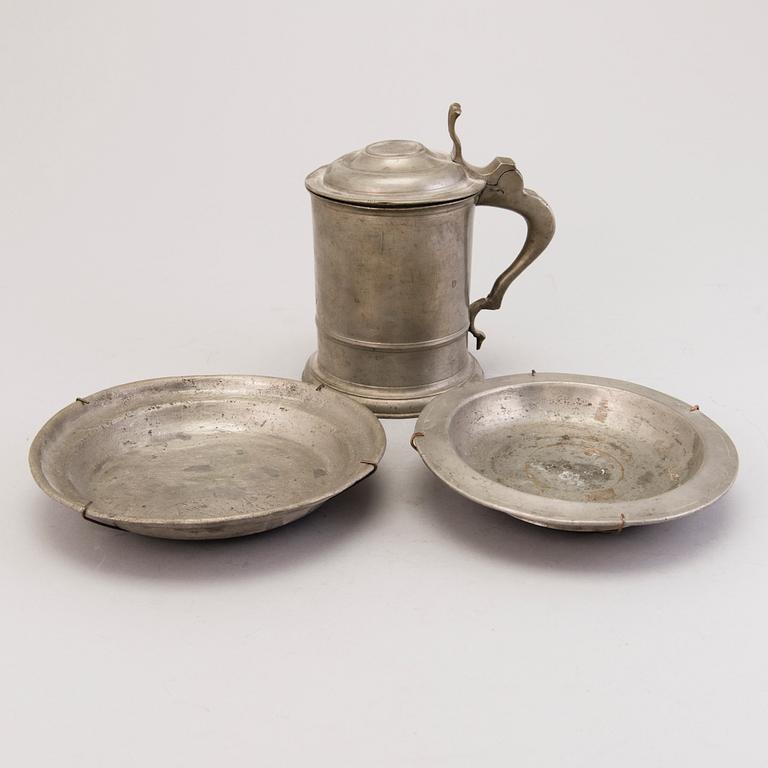 TANKARD AND 2 TWO PLATES, pewter 19th century.