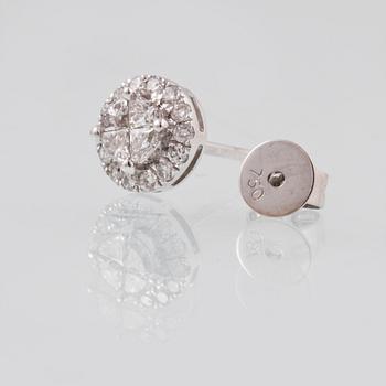 ÖRHÄNGEN, 18K vitguld med briljant och triangelslipade diamanter ca 0.54 ct. Vikt 1,7 gram.