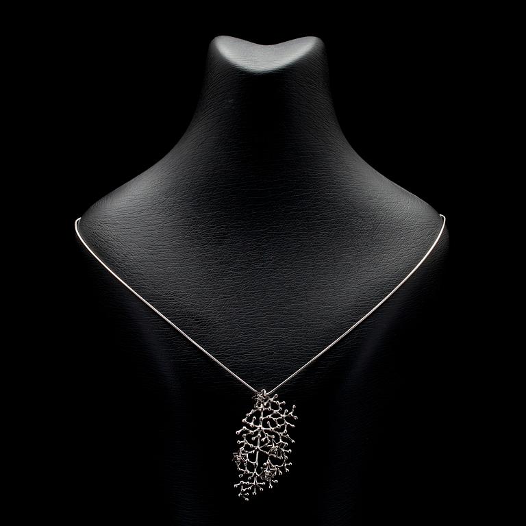 HALSSMYCKE, silver, design Tapio Wirkkala, Kultakeskus. Vikt 10,4 g.