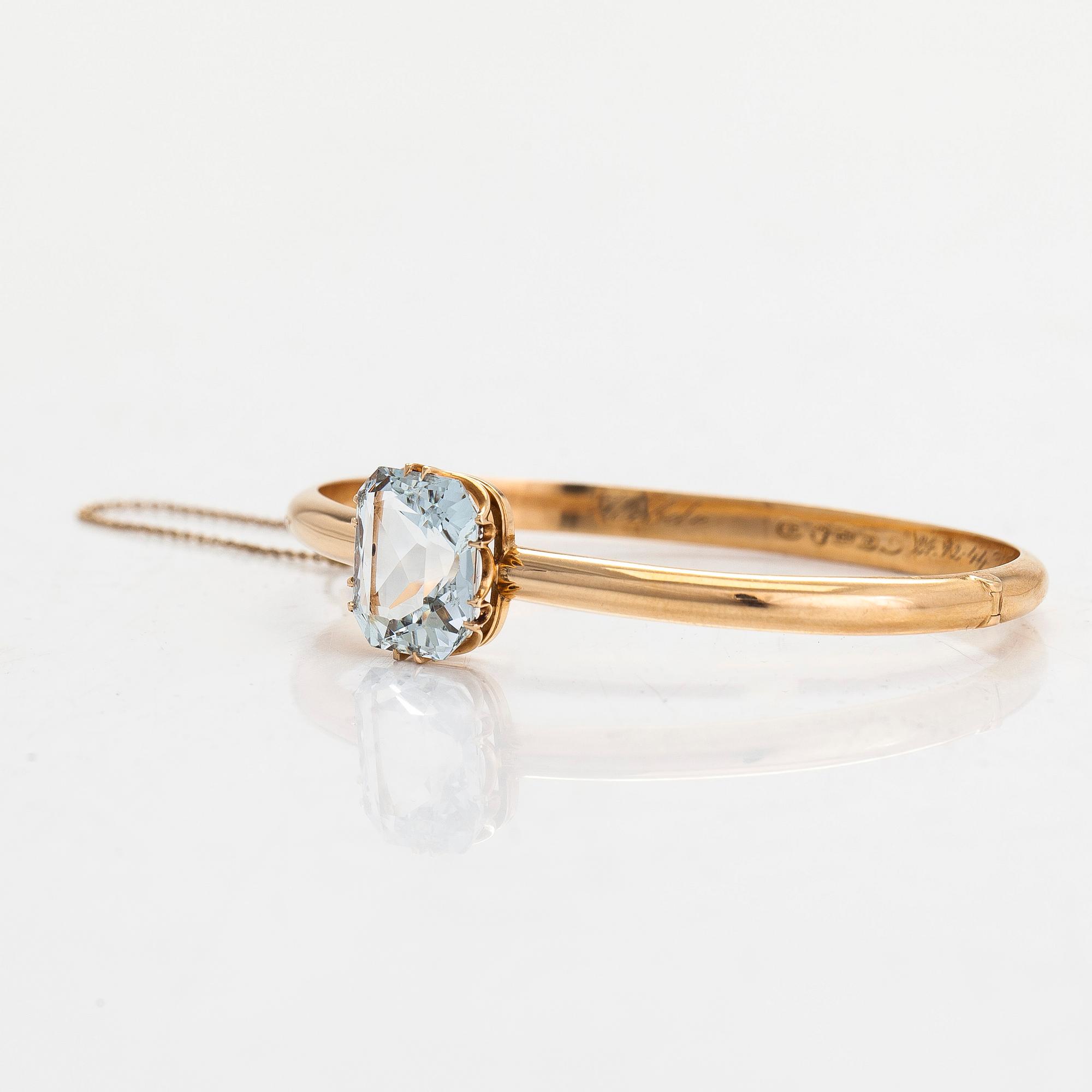Armring, 18K guld, och akvamarin, Gösta Helenius, Åbo.