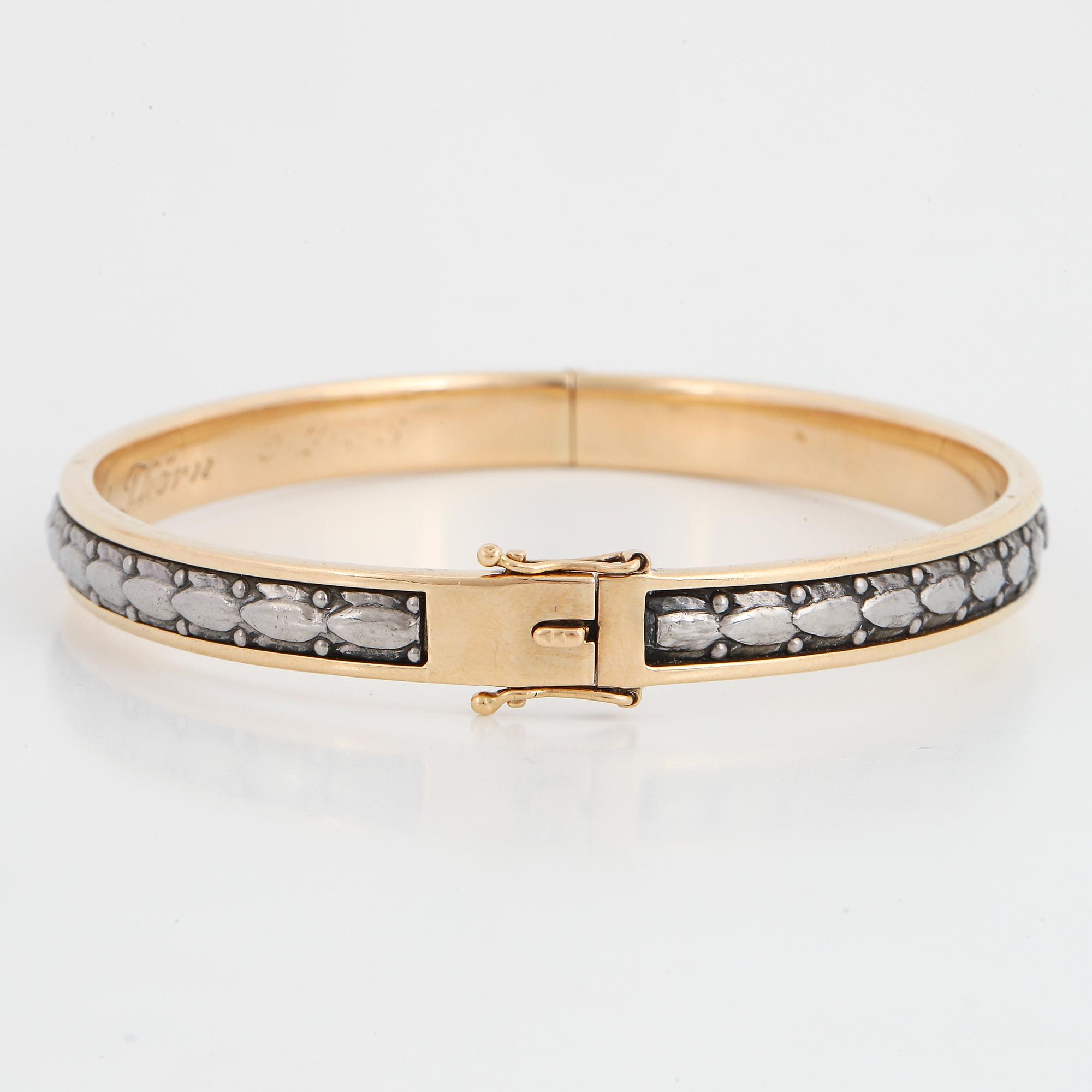 An 18K gold bangle.
