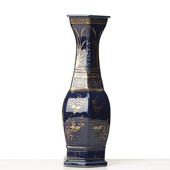 A powder blue vase, Qing dynasty, 18th/19th Century.