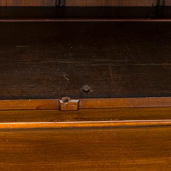 Vitrinskåp, 1900-talets första hälft.