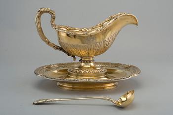 SÅSSKÅL MED SLEV, 84 silver. Helförgylld. Nichols & Plincke, hovleverantör, St. Petersburg 1859. Vikt 1600 g.