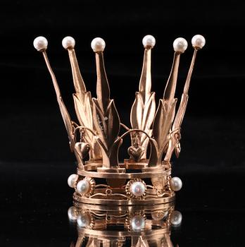 BRUDKRONA, förgyllt silver samt tolv pärlor, Alton, 1951.