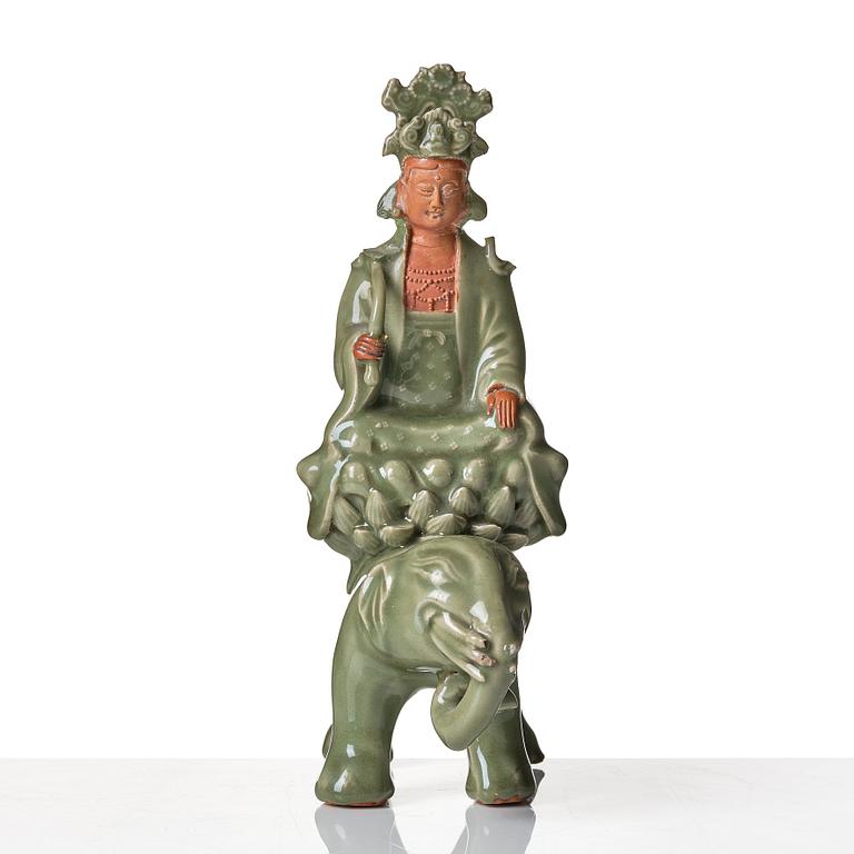 Guanyin, keramik. Troligen Longquan, Mingdynastin 1600-tal.