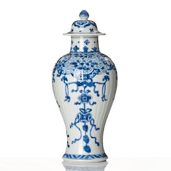 A blue and white vase, Qing dynasty, Kangxi (1662-1722).