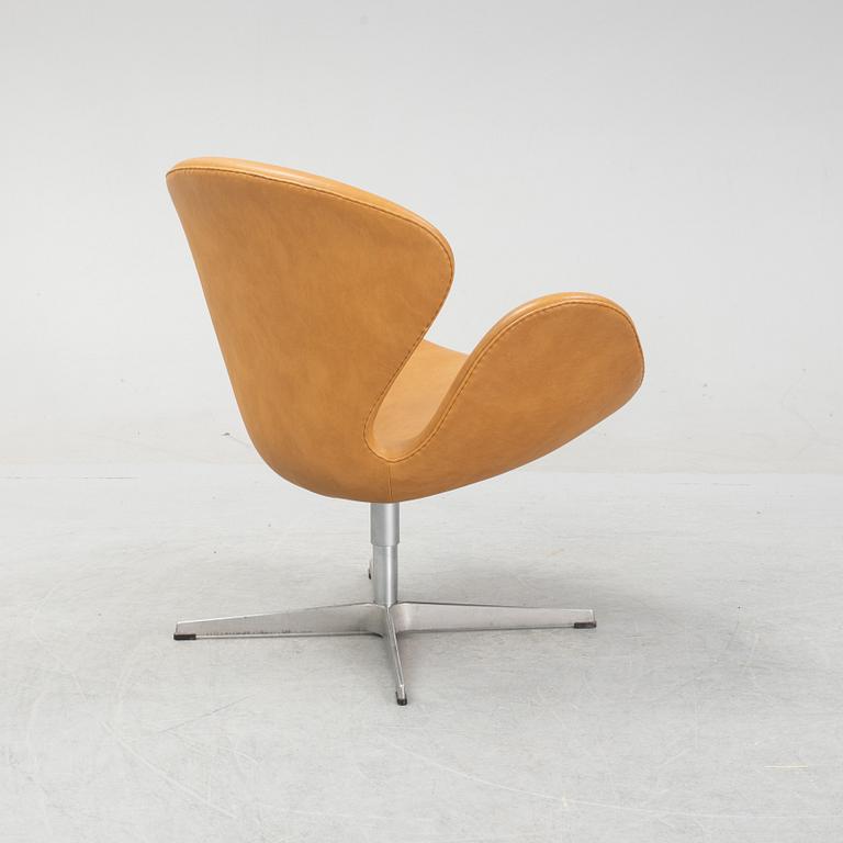 Arne Jacobsen, fåtölj, "Svanen", Fritz Hansen, formgiven 1958, daterad 2007.