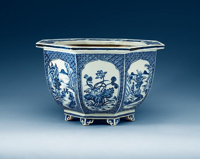 A large blue and white flower pot, Qing dynasty, Qianlong (1736-95).