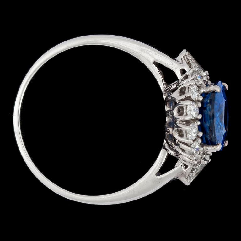RING, fasettslipad kyanit, 3.46 ct, och briljantslipade diamanter, tot. 0.69 ct.