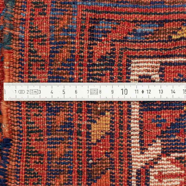 A Kashgai Shiraz carpet, c. 270 x 155 cm.
